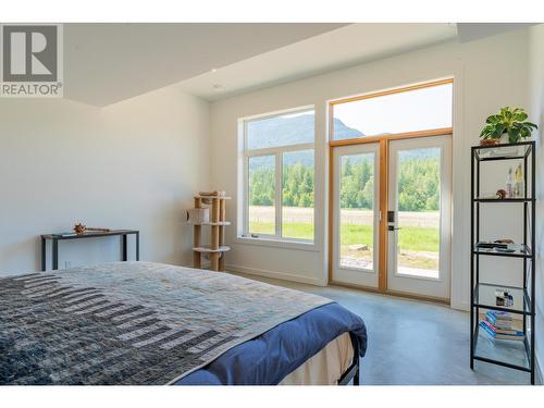 2335 Pass Creek Road, Castlegar, BC - Indoor Photo Showing Bedroom