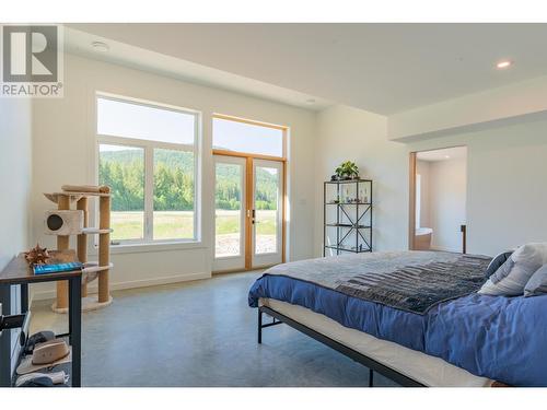 2335 Pass Creek Road, Castlegar, BC - Indoor Photo Showing Bedroom