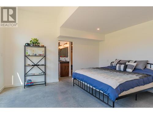 2335 Pass Creek Road, Castlegar, BC - Indoor Photo Showing Bedroom