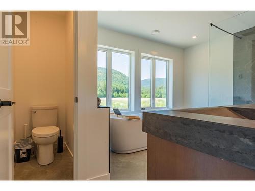 2335 Pass Creek Road, Castlegar, BC - Indoor Photo Showing Bathroom