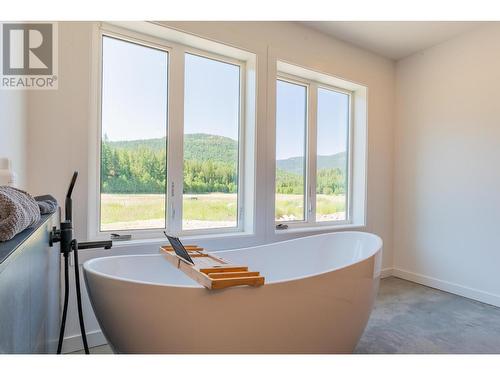 2335 Pass Creek Road, Castlegar, BC - Indoor Photo Showing Bathroom