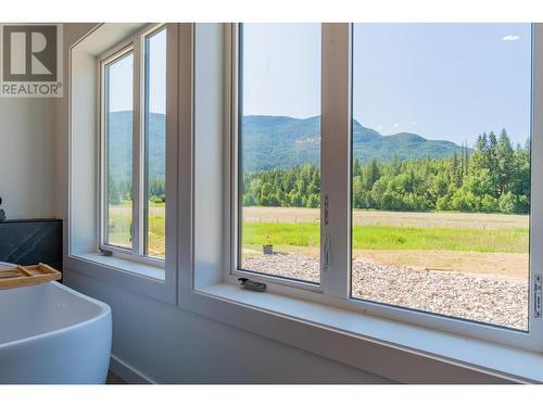 2335 Pass Creek Road, Castlegar, BC - Indoor