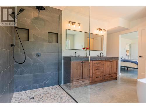 2335 Pass Creek Road, Castlegar, BC - Indoor Photo Showing Bathroom