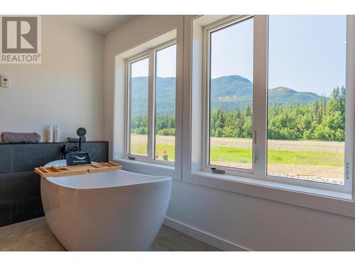 2335 Pass Creek Road, Castlegar, BC - Indoor Photo Showing Other Room