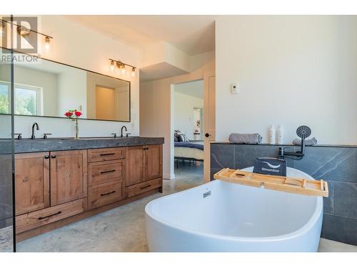 2335 Pass Creek Road, Castlegar, BC - Indoor Photo Showing Bathroom