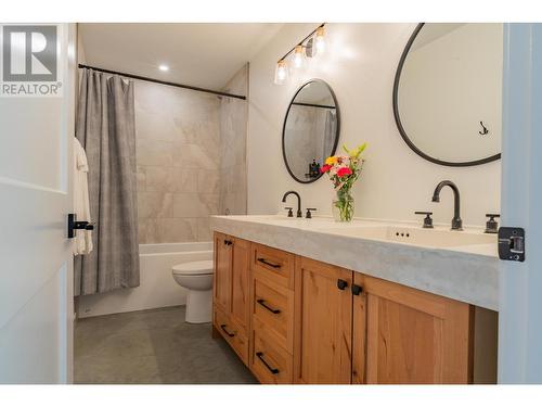 2335 Pass Creek Road, Castlegar, BC - Indoor Photo Showing Bathroom