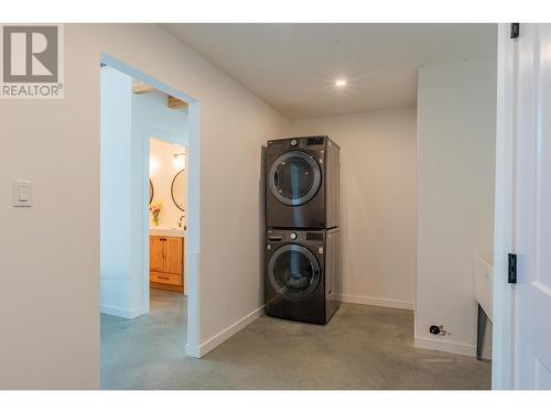 2335 Pass Creek Road, Castlegar, BC - Indoor Photo Showing Laundry Room