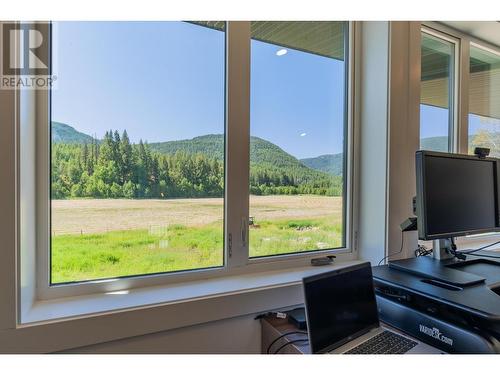 2335 Pass Creek Road, Castlegar, BC - Indoor