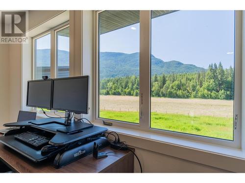 2335 Pass Creek Road, Castlegar, BC - Indoor