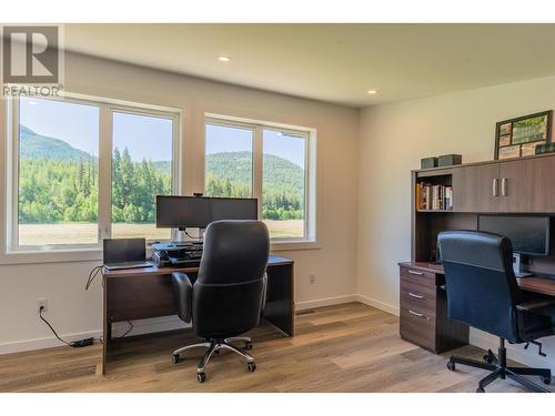 2335 Pass Creek Road, Castlegar, BC - Indoor Photo Showing Office