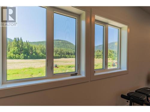 2335 Pass Creek Road, Castlegar, BC - Indoor Photo Showing Other Room