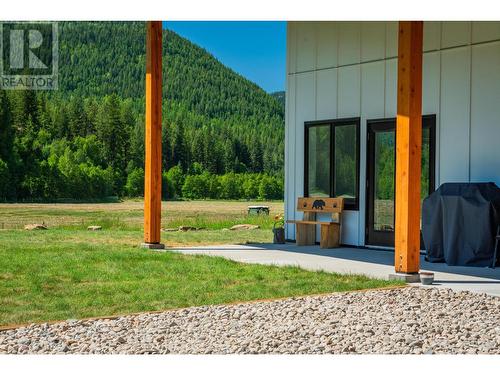 2335 Pass Creek Road, Castlegar, BC - Outdoor