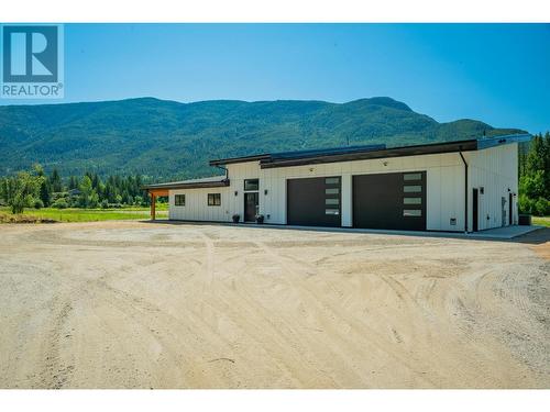 2335 Pass Creek Road, Castlegar, BC - Outdoor