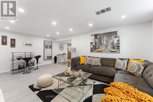 919 Streamway Crescent, Mississauga (Applewood), ON - Indoor Photo Showing Living Room