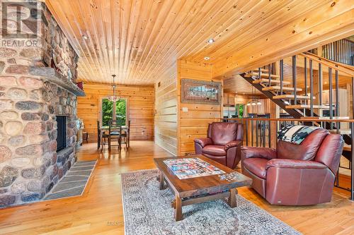 142 Paddy'S Lane, Westport, ON - Indoor Photo Showing Living Room