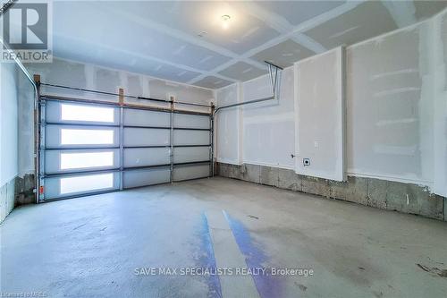 28 Hawick Crescent, Haldimand, ON - Indoor Photo Showing Garage