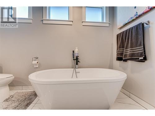 6722 Blackcomb Way, Vernon, BC - Indoor Photo Showing Bathroom