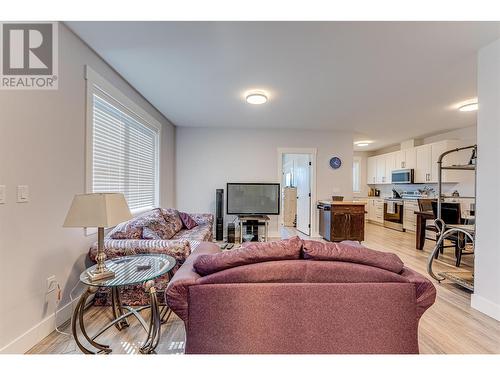 6722 Blackcomb Way, Vernon, BC - Indoor Photo Showing Living Room