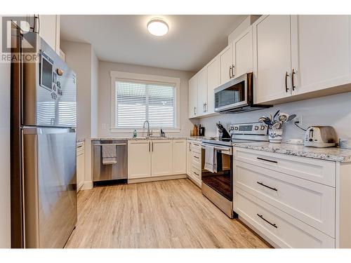 6722 Blackcomb Way, Vernon, BC - Indoor Photo Showing Kitchen With Upgraded Kitchen