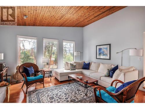 2178 Shannon Way, West Kelowna, BC - Indoor Photo Showing Living Room