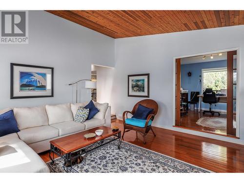 2178 Shannon Way, West Kelowna, BC - Indoor Photo Showing Living Room