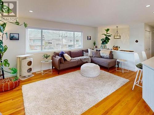 3824 Selkirk Ave, Powell River, BC - Indoor Photo Showing Living Room