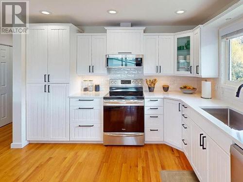 3824 Selkirk Ave, Powell River, BC - Indoor Photo Showing Kitchen