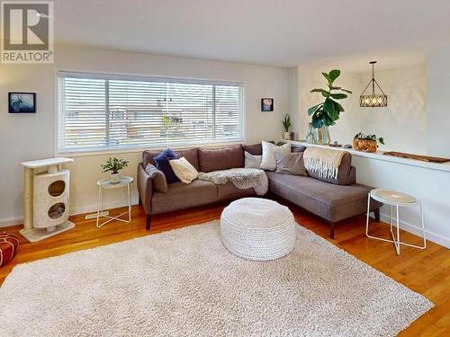 3824 Selkirk Ave, Powell River, BC - Indoor Photo Showing Living Room