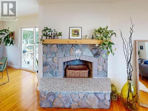 3824 Selkirk Ave, Powell River, BC - Indoor With Fireplace