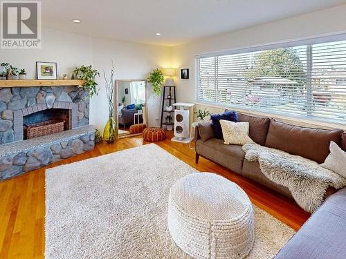 3824 Selkirk Ave, Powell River, BC - Indoor Photo Showing Living Room With Fireplace