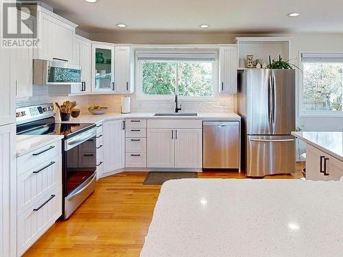 3824 Selkirk Ave, Powell River, BC - Indoor Photo Showing Kitchen