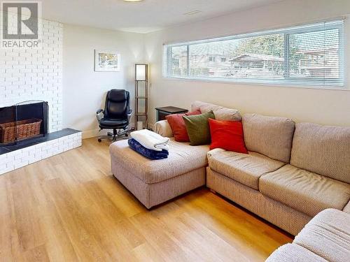 3824 Selkirk Ave, Powell River, BC - Indoor Photo Showing Living Room With Fireplace