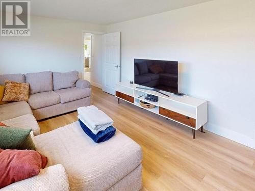 3824 Selkirk Ave, Powell River, BC - Indoor Photo Showing Living Room