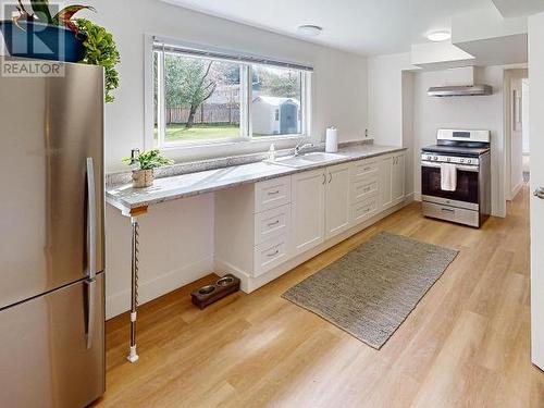 3824 Selkirk Ave, Powell River, BC - Indoor Photo Showing Kitchen