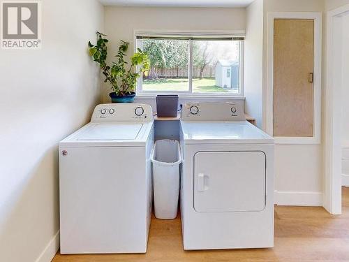 3824 Selkirk Ave, Powell River, BC - Indoor Photo Showing Laundry Room