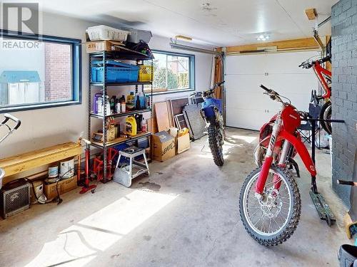 3824 Selkirk Ave, Powell River, BC - Indoor Photo Showing Garage