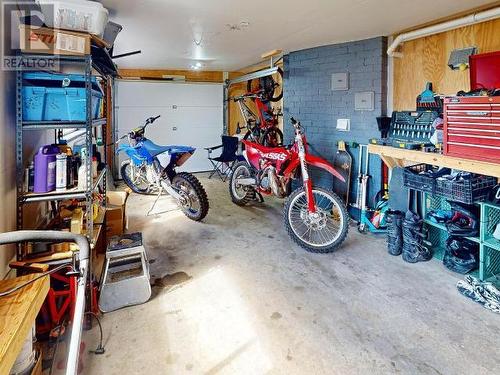 3824 Selkirk Ave, Powell River, BC - Indoor Photo Showing Garage