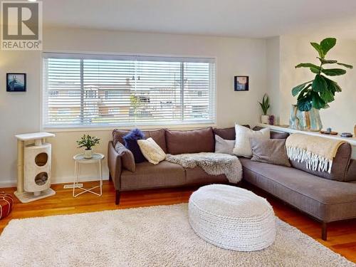 3824 Selkirk Ave, Powell River, BC - Indoor Photo Showing Living Room