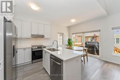 4 Clermiston Crescent, Brampton (Sandringham-Wellington), ON - Indoor Photo Showing Kitchen With Double Sink With Upgraded Kitchen