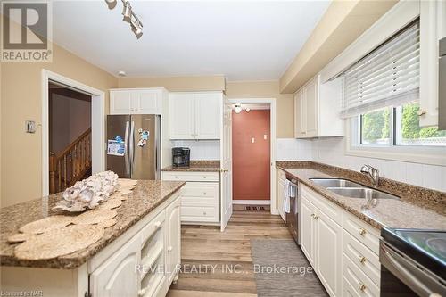 8 Wiltshire Boulevard, Welland, ON - Indoor Photo Showing Kitchen With Double Sink With Upgraded Kitchen