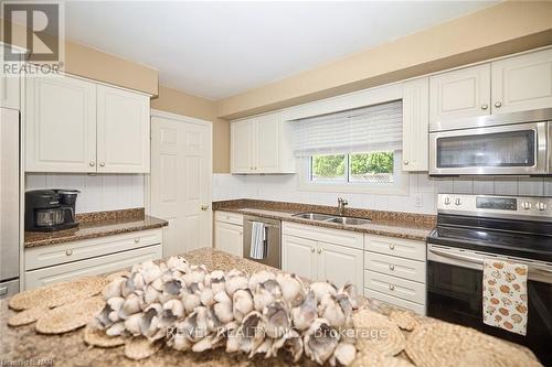 8 Wiltshire Boulevard, Welland, ON - Indoor Photo Showing Kitchen With Double Sink