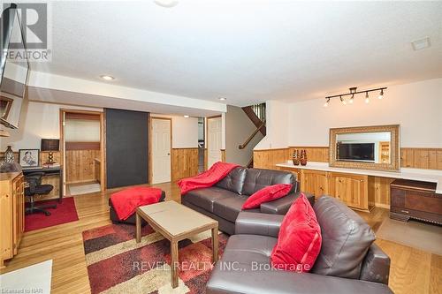 8 Wiltshire Boulevard, Welland, ON - Indoor Photo Showing Living Room