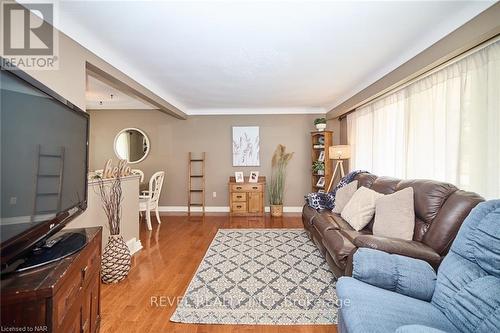 8 Wiltshire Boulevard, Welland, ON - Indoor Photo Showing Living Room