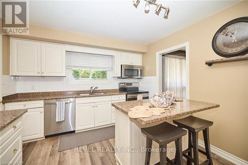 8 Wiltshire Boulevard, Welland, ON - Indoor Photo Showing Kitchen With Double Sink