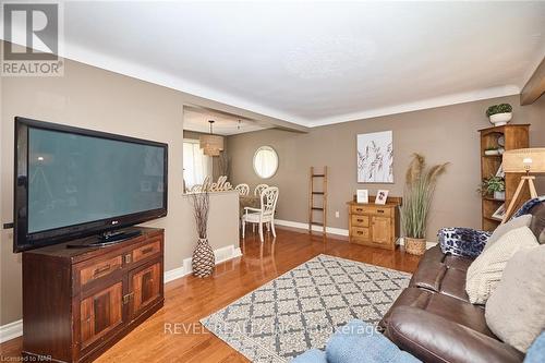 8 Wiltshire Boulevard, Welland, ON - Indoor Photo Showing Living Room