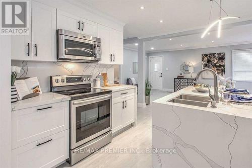 254 Andrew Street, Newmarket (Central Newmarket), ON - Indoor Photo Showing Kitchen With Stainless Steel Kitchen With Double Sink With Upgraded Kitchen