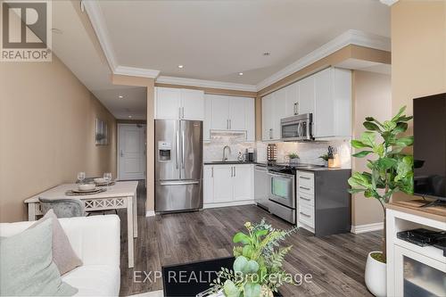 310 - 3563 Lake Shore Boulevard W, Toronto (Long Branch), ON - Indoor Photo Showing Kitchen With Upgraded Kitchen