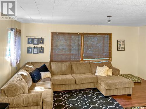 35-37 Alice Crescent, Buffalo Pound Lake, SK - Indoor Photo Showing Living Room