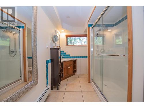 592 Bear Valley Road, Lumby, BC - Indoor Photo Showing Bathroom