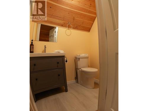 592 Bear Valley Road, Lumby, BC - Indoor Photo Showing Bathroom